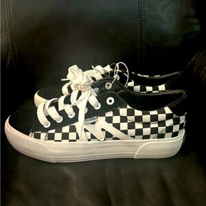 Lifted sole Mudd shoes NWT